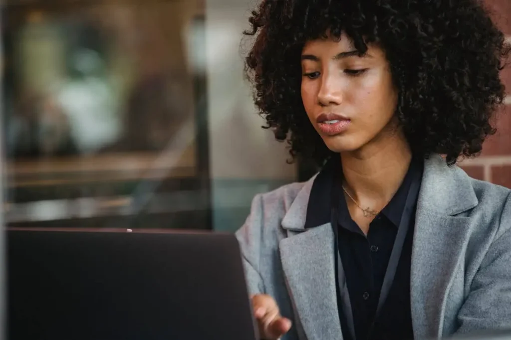 manager on laptop using performance management software