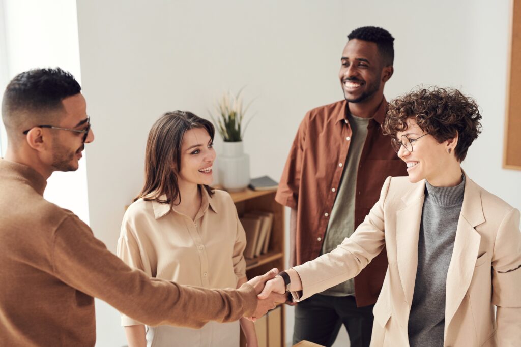 groupe de 4 employés discutant les avantages du feedback 360