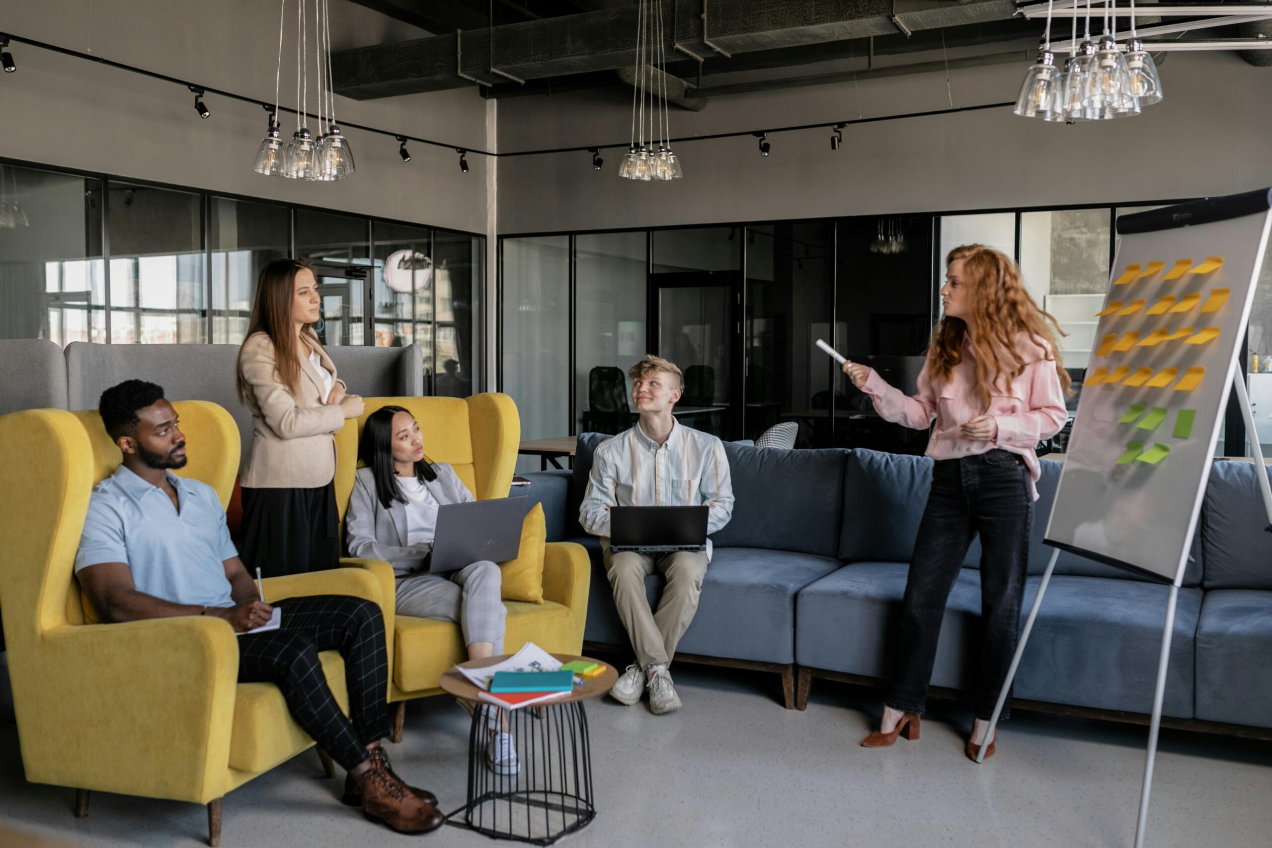 An HR manager giving presenting on diversity at work