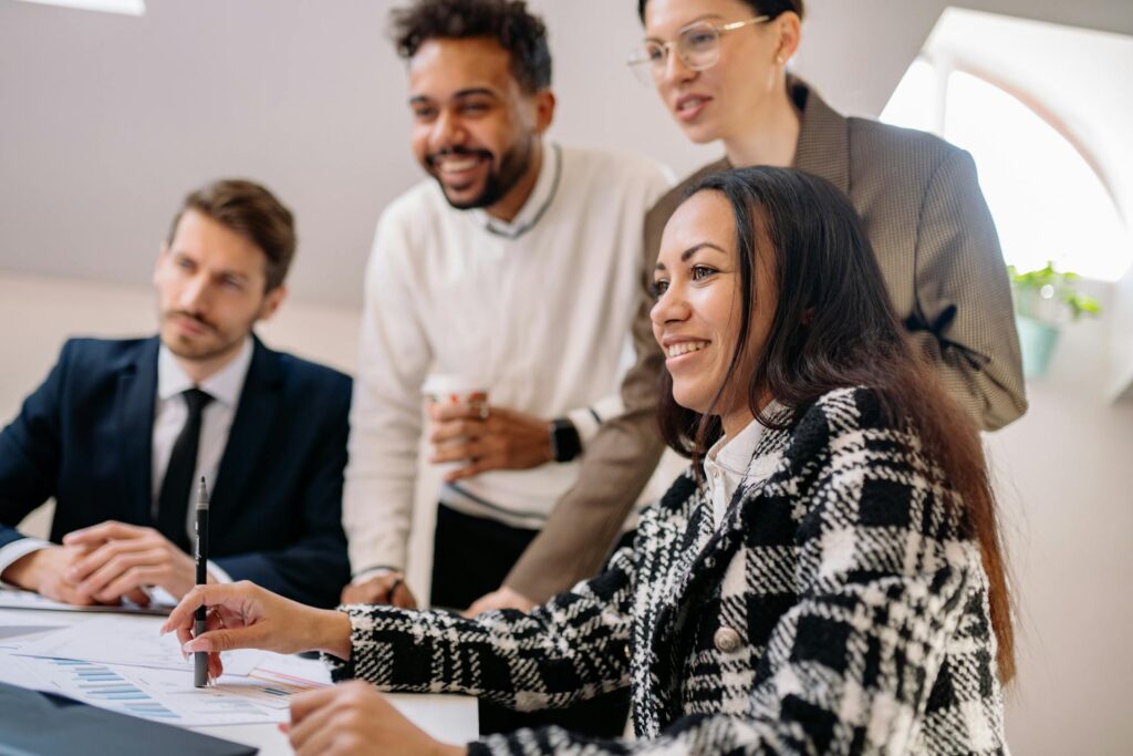 HR presenting tools and resources to managers for a successful leadership transitions