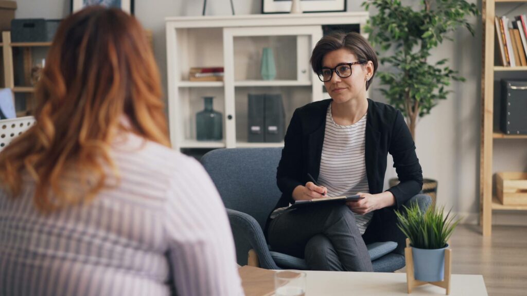 gestionnaire en écoute active de son employée lors d'un entretien annuel