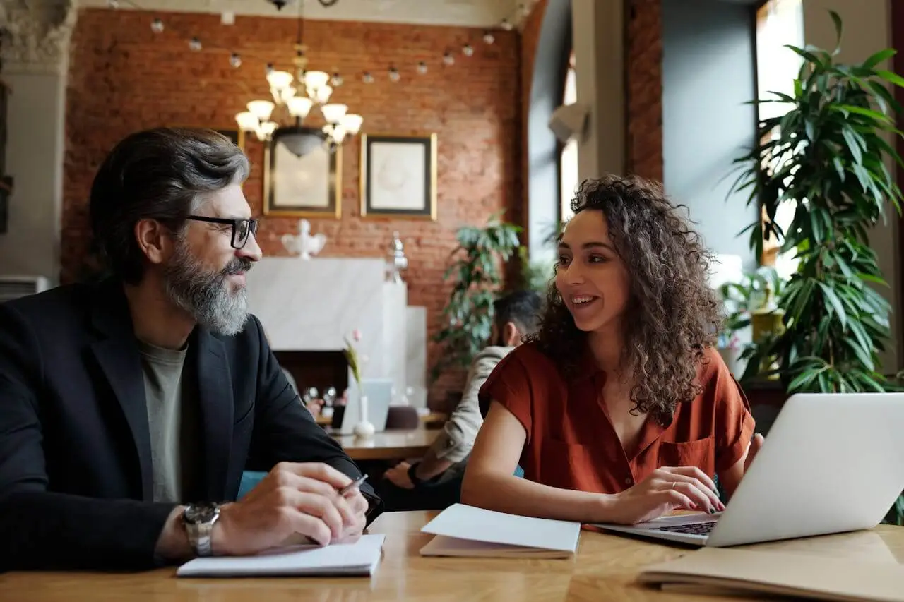 Gestionnaire et employé discutant du processus de gestion des performances