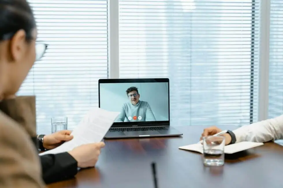 Réunion à distance avec l'équipe au bureau et le responsable à la maison
