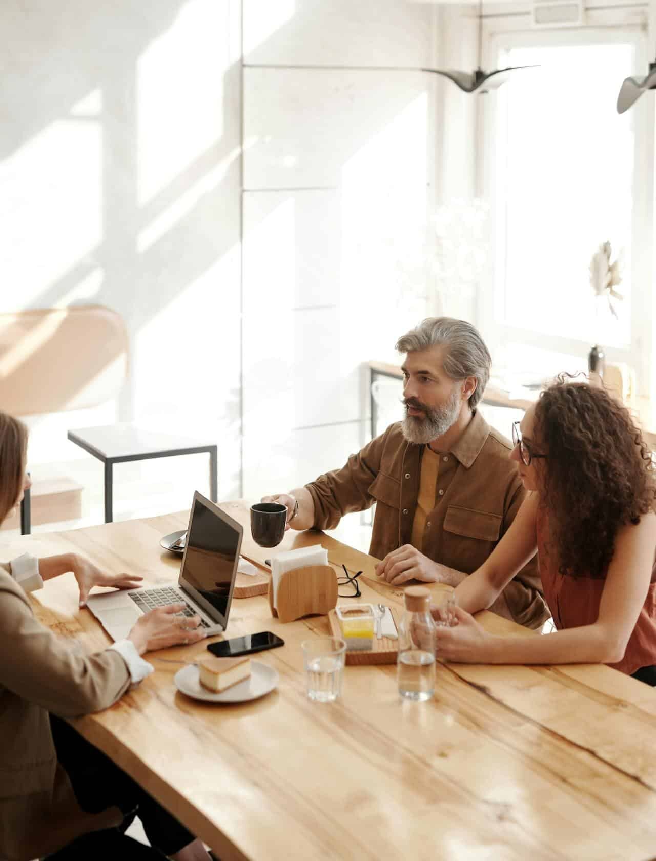 Des employés souriants à la suite d'une rencontre d'équipe